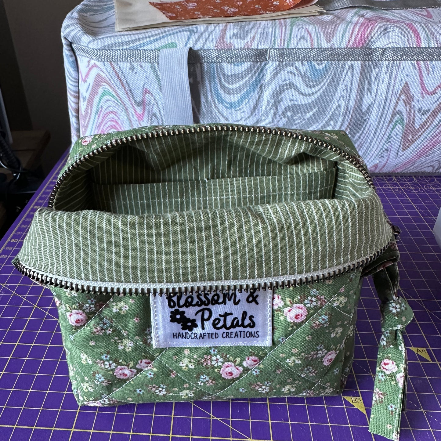 Green Floral Quilted Makeup Bag – Handmade Zipper Pouch