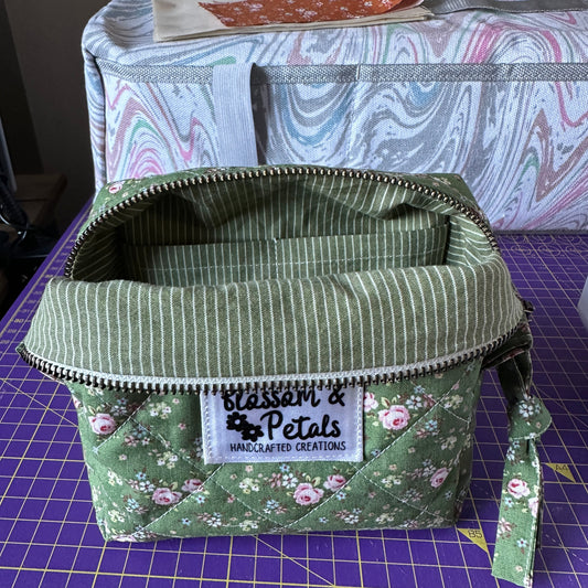 Green Floral Quilted Makeup Bag – Handmade Zipper Pouch